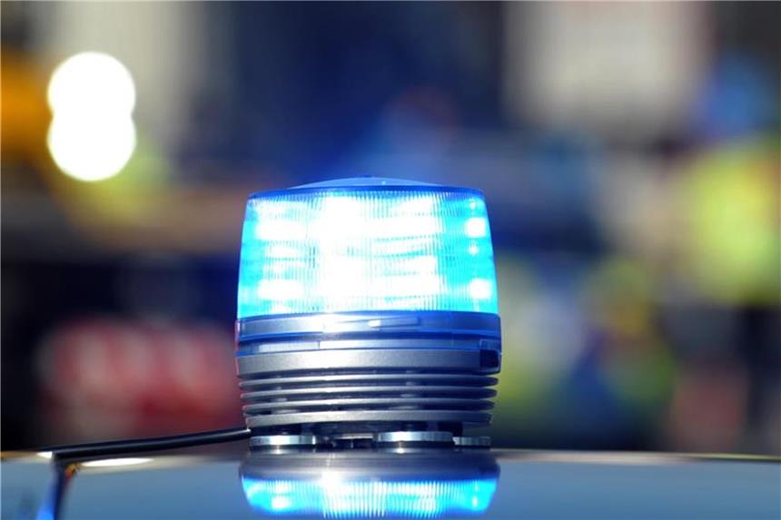 Schüler gehen beim Holzsammeln aufeinander los Ein Blaulicht der Polizei. Foto: Stefan Puchner/Archiv