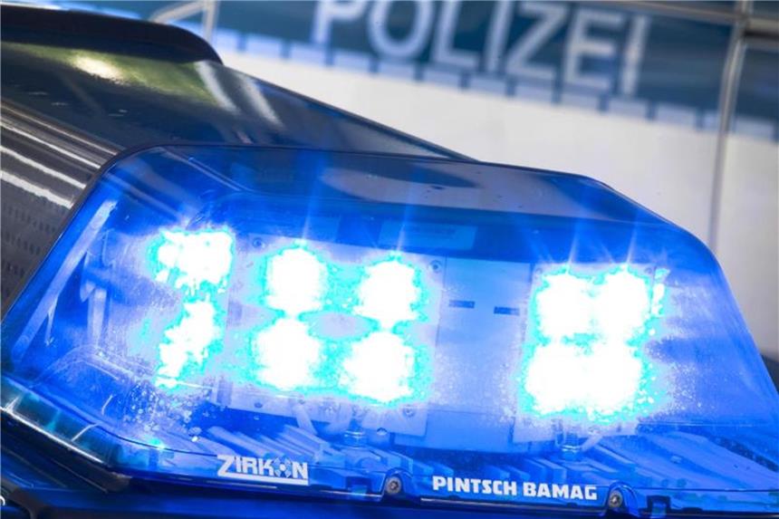 Polizei stürmt Drogenlabor: Fünf Festnahmen Ein Blaulicht leuchtet auf dem Dach eines Polizeiwagens. Foto: Friso Gentsch/Archiv