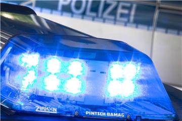 Ein Blaulicht leuchtet auf dem Dach eines Polizeiwagens. Foto: Friso Gentsch/Archiv