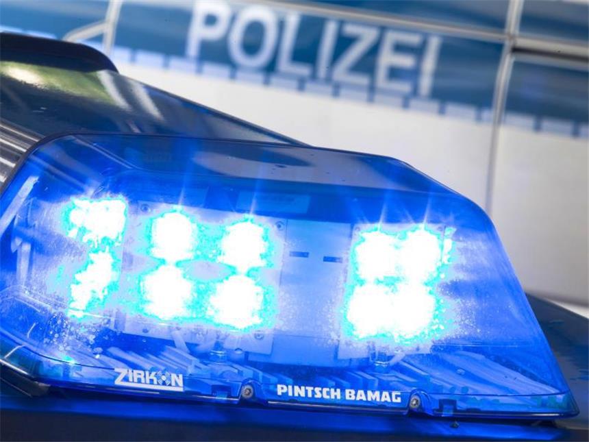 Vorbestrafter Mann entführt Zwölfjährige in Leipzig Ein Blaulicht leuchtet auf dem Dach eines Polizeiwagens. Foto: Friso Gentsch/Archiv