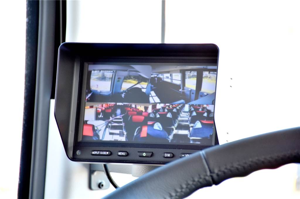 Nahverkehr trotz Coronavirus: Die Busfahrer machen das Beste daraus Ein Blick auf den Videomonitor beim Fahrer: Die S70 ist auf dieser Fahrt komplett leer.