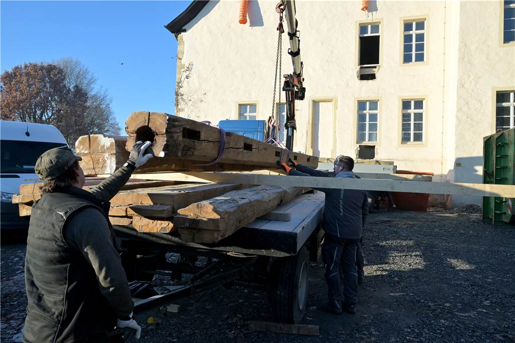 Ein Blick auf die Baustelle der Burg Botzlar. Die umfangreichen Sanierungs- und Umbauarbeiten sollen noch bis Ende 2023 dauern.