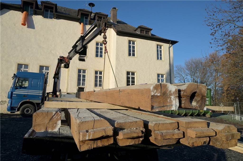 Ein Blick auf die Baustelle der Burg Botzlar. Die umfangreichen Sanierungs- und Umbauarbeiten sollen noch bis Ende 2023 dauern.