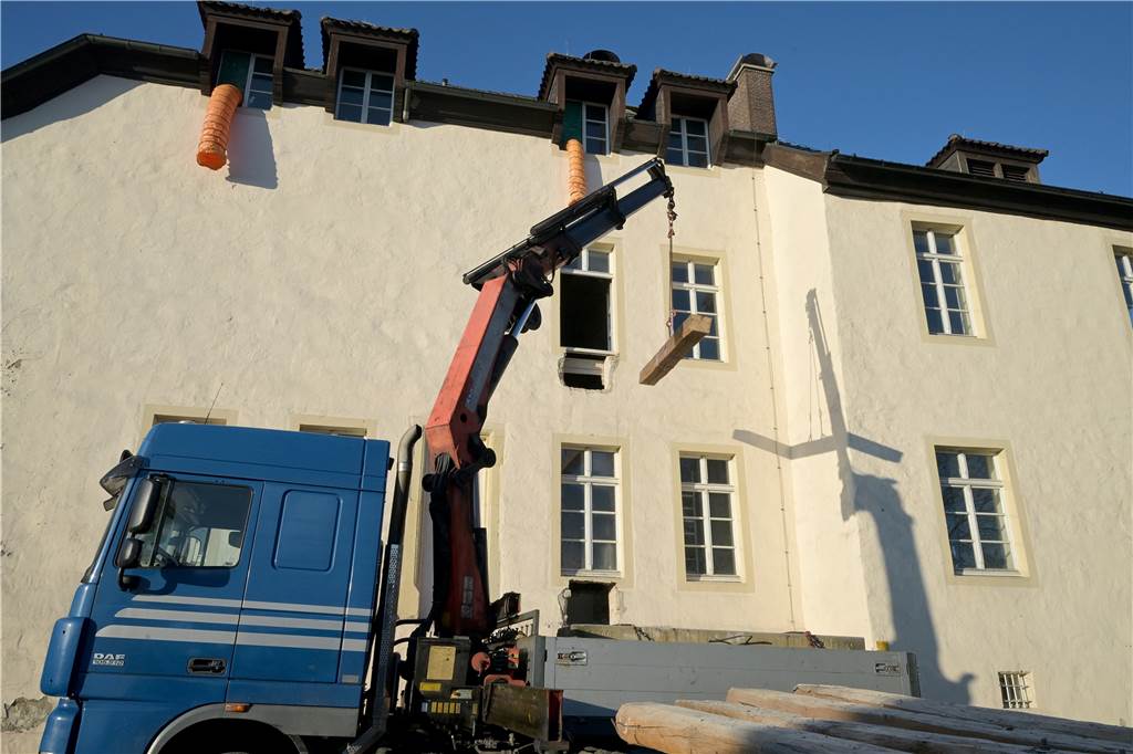 Ein Blick auf die Baustelle der Burg Botzlar. Die umfangreichen Sanierungs- und Umbauarbeiten sollen noch bis Ende 2023 dauern.