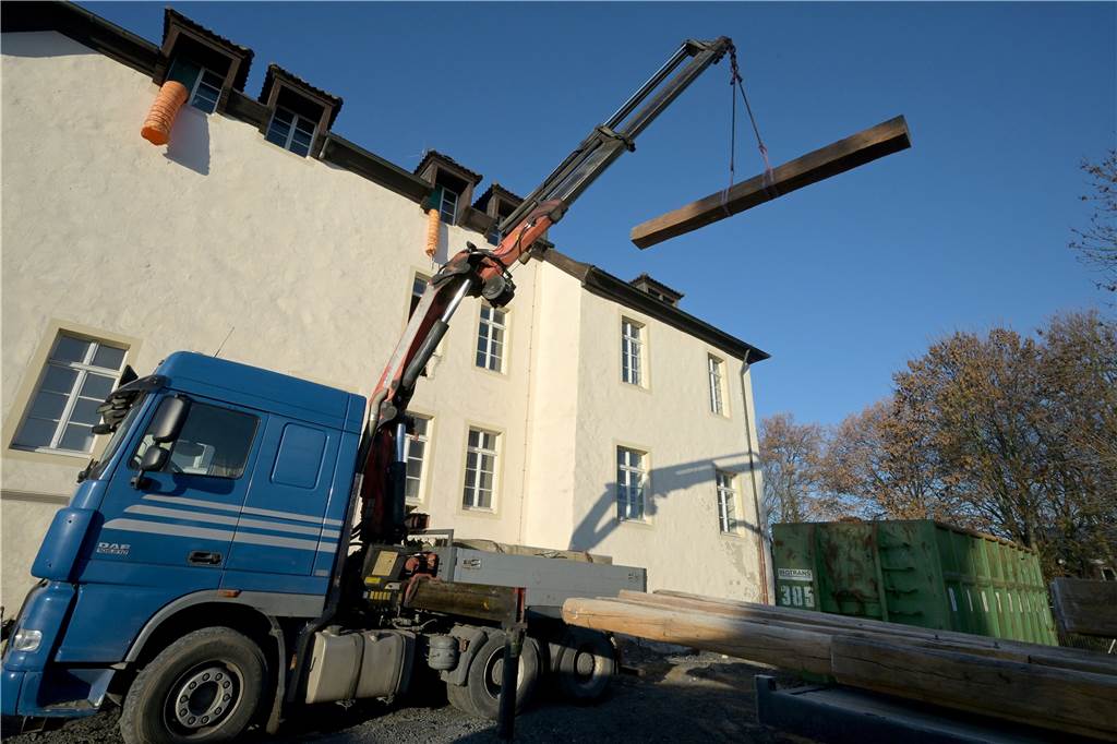 Ein Blick auf die Baustelle der Burg Botzlar. Die umfangreichen Sanierungs- und Umbauarbeiten sollen noch bis Ende 2023 dauern.