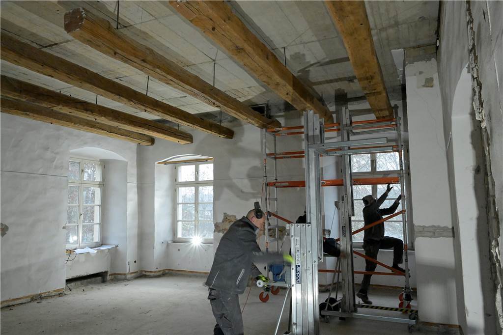 Ein Blick auf die Baustelle der Burg Botzlar. Die umfangreichen Sanierungs- und Umbauarbeiten sollen noch bis Ende 2023 dauern.