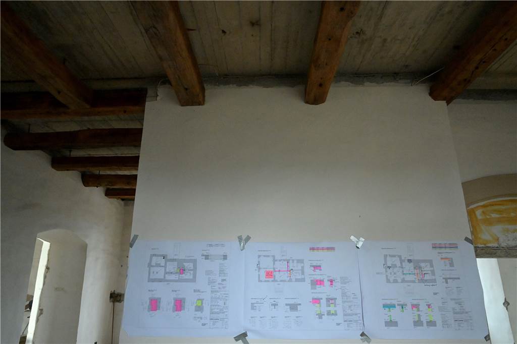 Ein Blick auf die Baustelle der Burg Botzlar. Die umfangreichen Sanierungs- und Umbauarbeiten sollen noch bis Ende 2023 dauern.