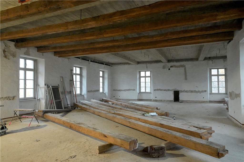 Ein Blick auf die Baustelle der Burg Botzlar. Die umfangreichen Sanierungs- und Umbauarbeiten sollen noch bis Ende 2023 dauern.