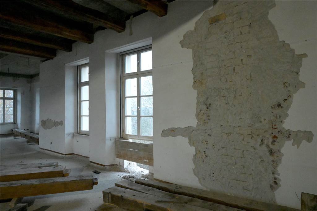 Ein Blick auf die Baustelle der Burg Botzlar. Die umfangreichen Sanierungs- und Umbauarbeiten sollen noch bis Ende 2023 dauern.
