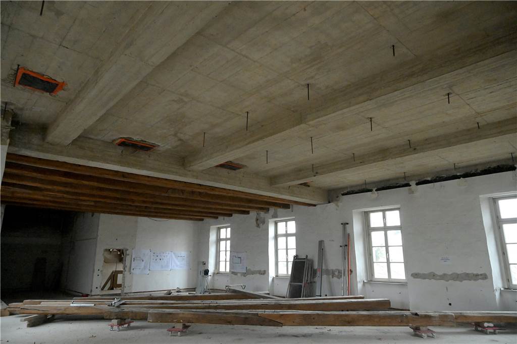 Ein Blick auf die Baustelle der Burg Botzlar. Die umfangreichen Sanierungs- und Umbauarbeiten sollen noch bis Ende 2023 dauern.