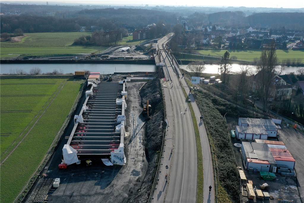Neue Kanalbrücke Gahmener Straße: Brückenboden ist schon zu erkennen Ein Blick auf die Baustelle der neuen Kanalbrücke Gahmener Straße.