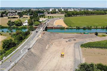 Ein Blick auf die Baustelle für die neue Kanalbrücke Gahmener Straße aus der Luft. Im August muss die Gahmener Straße im Bereich der Brücke voll gesperrt werden.