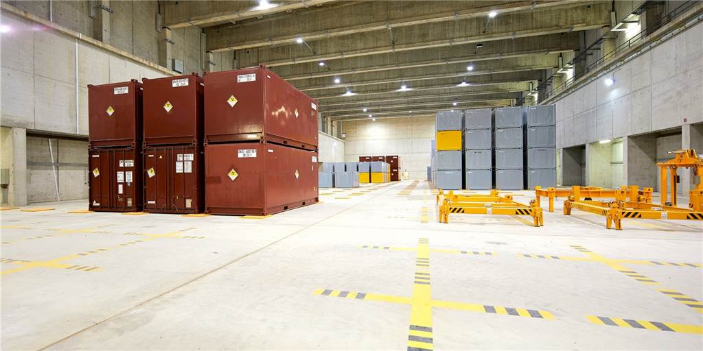 Vertrauen ist gut, Kontrolle ist nötig, wenn es um das Zwischenlager in Ahaus geht Ein Blick auf die Container mit schwach- und mittelradioaktiven Abfällen im Zwischenlager Ahaus. Dieser Abfall soll noch viele weitere Jahre in Ahaus lagern.