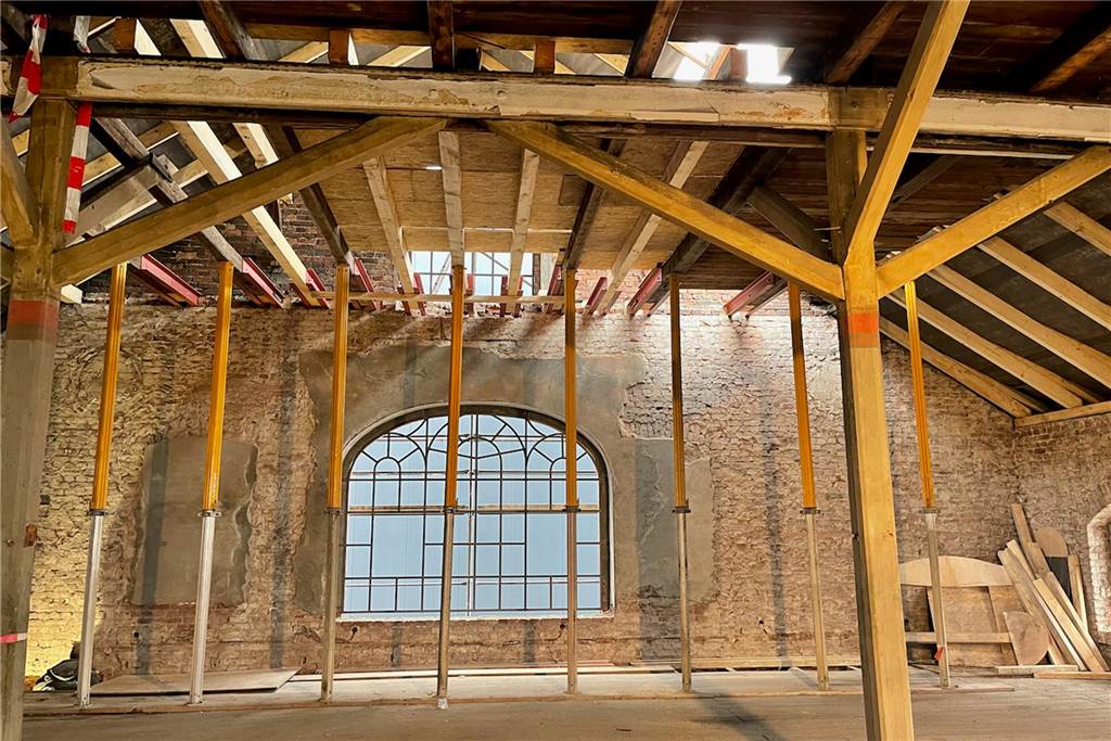 Ein Blick auf die Deckenkonstruktion und eines der schönen Fenster.