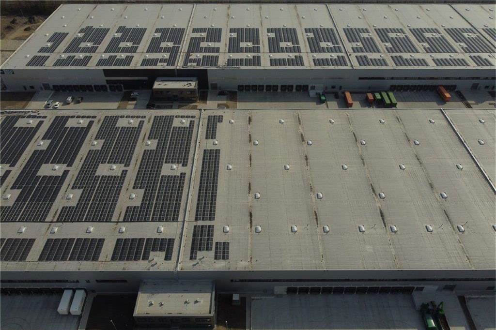 Warum wird Greenwashing für den Logistik-Komplex im Wahrbrink betrieben? Ein Blick auf die Hallendächer im Industriegebiet am Wahrbrink.
