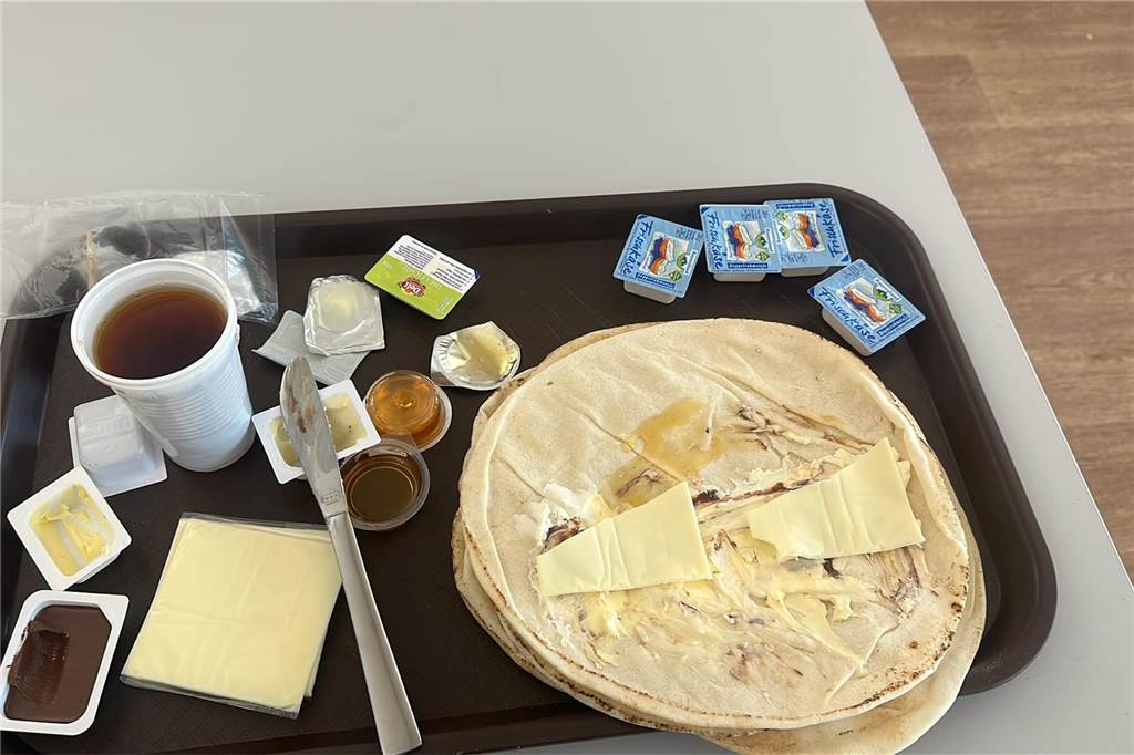 Bewohner kritisieren Zustände in Zeltstadt: „Schlechter als Tiere“ Ein Blick auf eine Mahlzeit: Das Brot ist aus Sicht eines Bewohners nicht frisch.