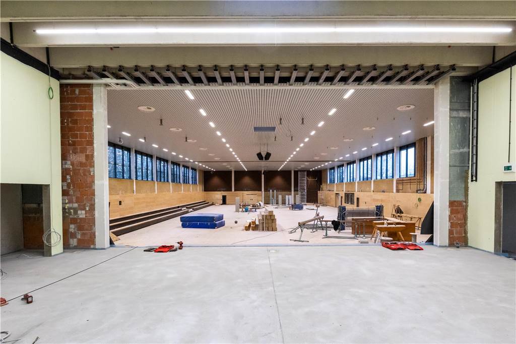 Millionen-Projekt Turnhalle: Endspurt steht an – Kosten steigen weiter Ein Blick durch den Anbau, der einmal Bühne und Sportraum sein soll, in die Halle. Viel hat sich in den zurückliegenden Monaten getan. Doch noch immer sind nicht alle Arbeiten abgeschlossen.