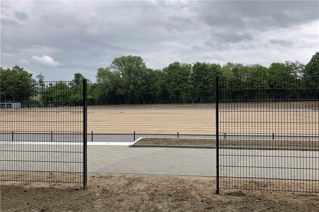 Was der BVB mit dem Leichtathletikstadion in Hacheney zu tun hat und wie der Bau läuft Ein Blick durch den Zaun. Tartanbahn und Rasen liegen noch nicht - das soll sich bis Ende das Jahres ändern.