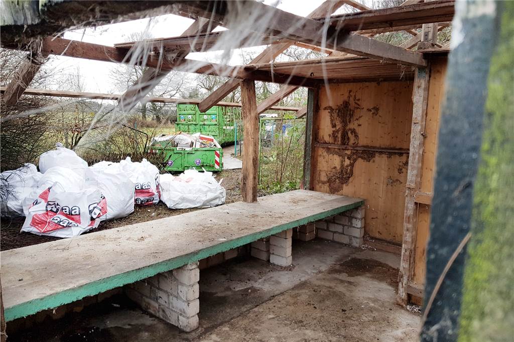 Abriss der illegalen Bienen-Hütte im Naturschutzgebiet Dinkelwiesen bringt Anwohner auf 180 Ein Blick durch die bereits entkernte Hütte auf die großen Müllberge. Zwei Tage benötigten die Entkernungsexperten, um die Hütte leer zu haben.