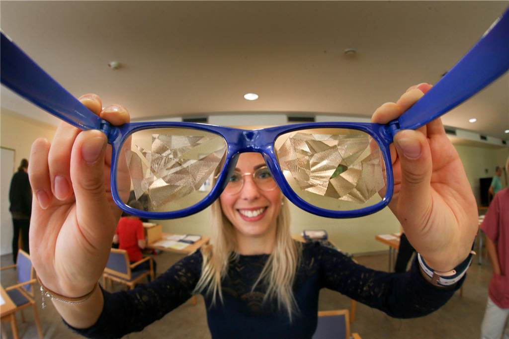 Ein Blick durch die Brille zeigt: So schlecht kann das Sehvermögen sein.