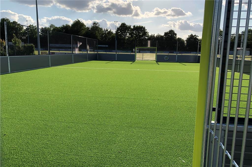 Soccerfeld in Olfen ist fast fertig - und es gibt eine gute Überraschung Ein Blick durch die Gitterstäbe eines Tores: Durch die seitlichen Türen gelangt man auf das Feld.