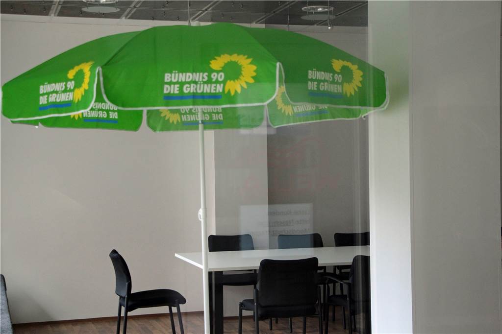 In der Werner Innenstadt gibt es bald einen Laden-Leerstand weniger Ein Blick durch die Glasscheibe des Ladenlokals an der Seitenstraße der Fußgängerzone macht klar, um welche politische Partei es sich hier handelt.