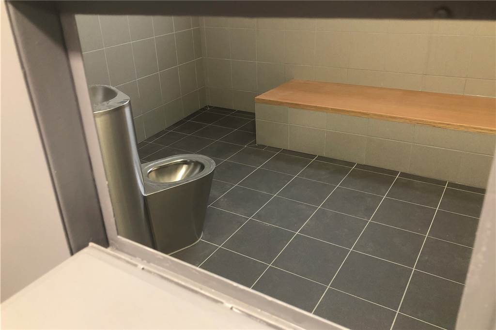 Polizeigewahrsam: Frisch renovierte Zellen bereit für den ersten Gast Ein Blick durch die Klappe in der dicken Zellentür zeigt das einzige Mobiliar: Toilette und Liege.