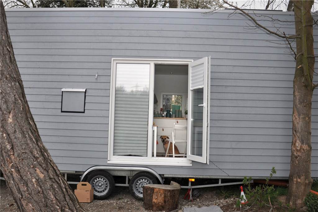 Dortmunds einzige Tiny-House-Besitzerin wohnt illegal Ein Blick durch die Terrassentür auf Annas Küche.