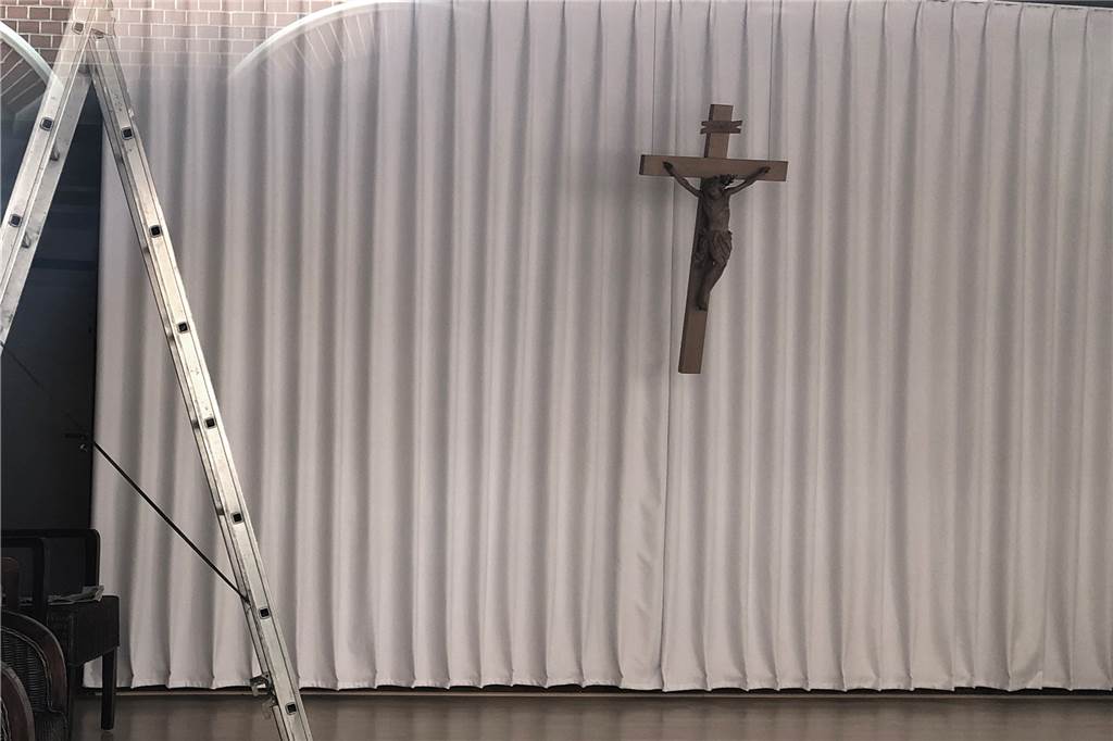 Neues Gebetshaus in Haltern: 24 Stunden Gesang und Anbetung Ein Blick durchs Fenster in den Gebetsraum, der gerade eingerichtet wird.