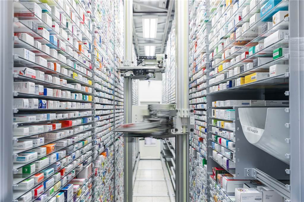 Apotheker Winfried Radinger zum Medikamenten-Mangel: „Lage ist dramatisch“ Blick in das automatisierte Medikamentenlager einer Apotheke