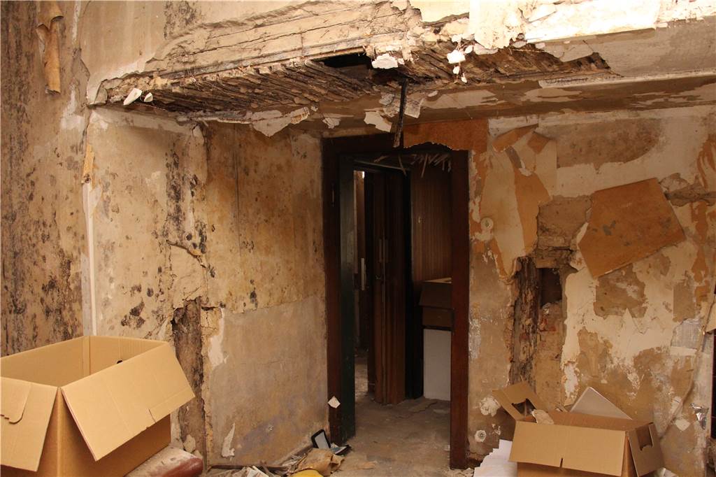 „Gammelhäuser“ in der Altstadt: Gute Aussichten oder schlechte Karten? Die Wände und Decken im Inneren des Gebäudes an der Südmauer 27 sind völlig zerstört.
