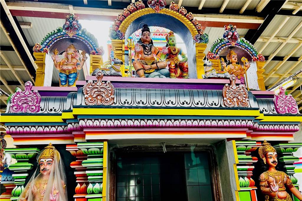 Neuer Götterturm der Hindu-Gemeinde Hombruch: Ihn schmücken 80 Figuren Hindu-Tempel in Dortmund
