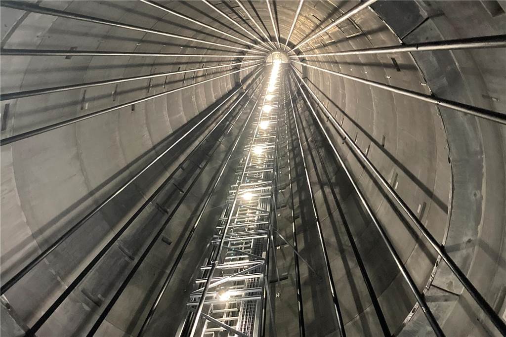 Ein Blick in das Innere einer Windkraftanlage in Südlohn. Die Gesamthöhe der Anlagen beträgt 246 Meter.