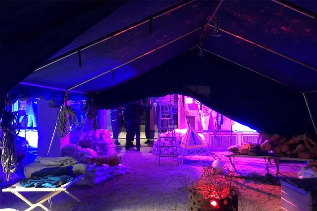 Ungewöhnliche Erlebnis-Ausstellung in leer stehendem Laden in Dorsten Ein Blick in das Mannschaftszelt.