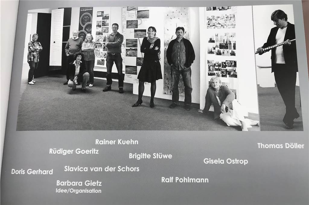 Acht Künstler aus Dorsten blicken mit viel Energie zurück nach vorn Ein Blick in den Ausstellungskatalog der Gruppe von vor zehn Jahren.