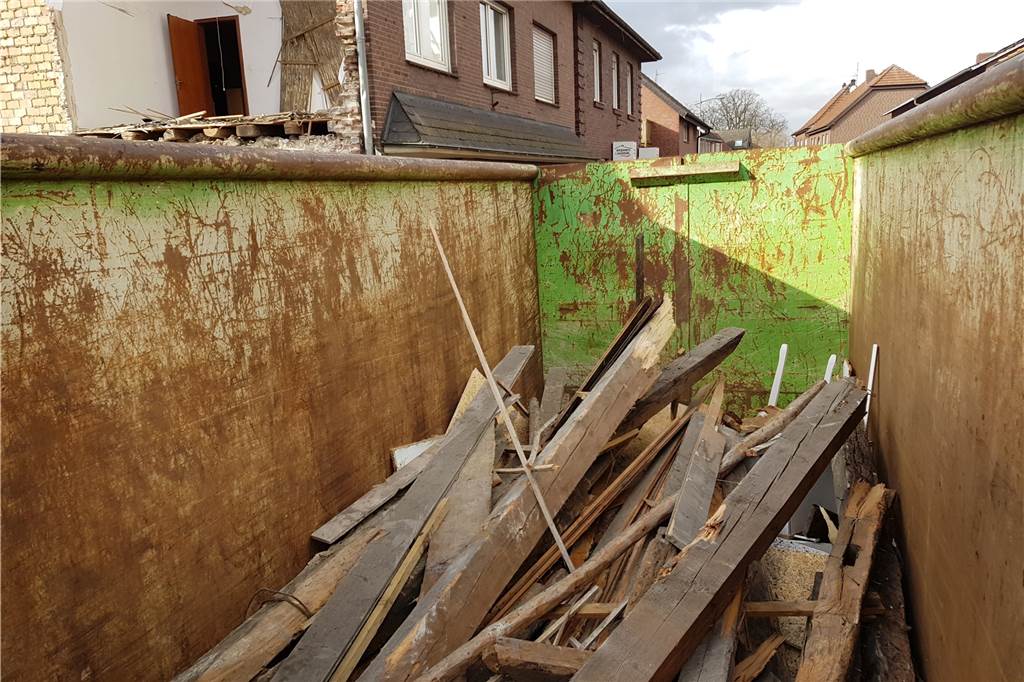 Mit spektakulären Videos: Unglücks-Haus in Heek wird nach massiven Sturmschäden abgerissen Ein Blick in den Container, der bereits nach gut 30 Minuten ordentlich gefüllt war.