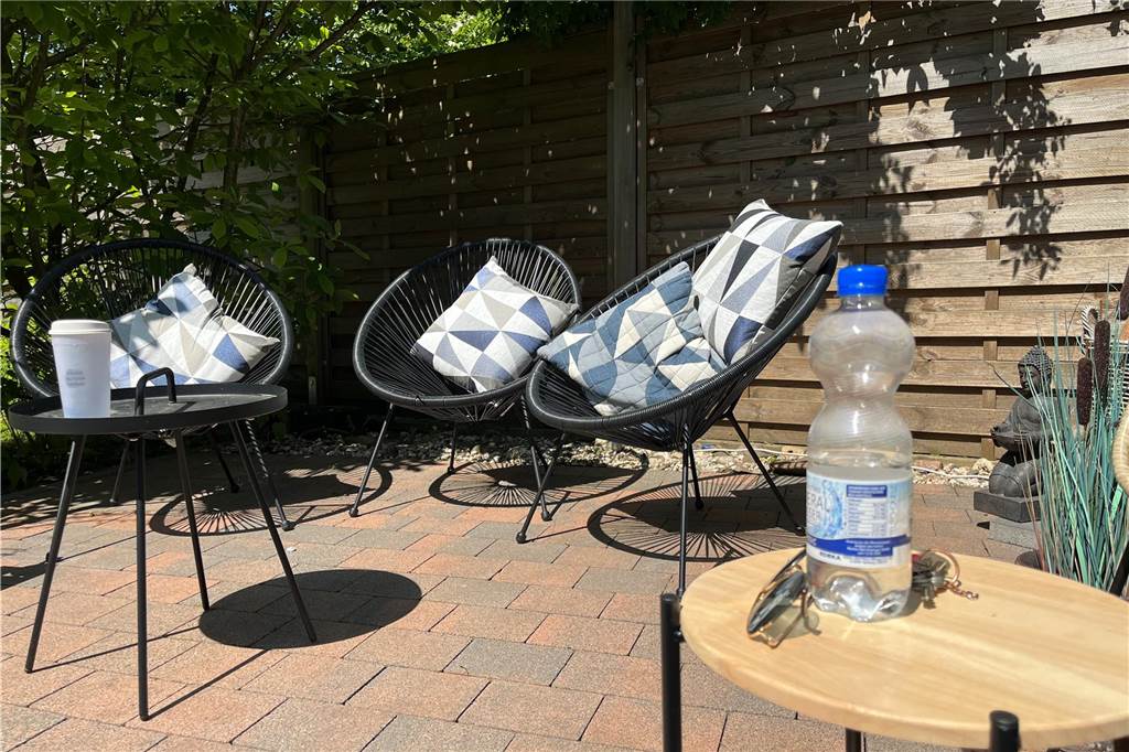 Ein Blick in den Garten mit Sitzecke