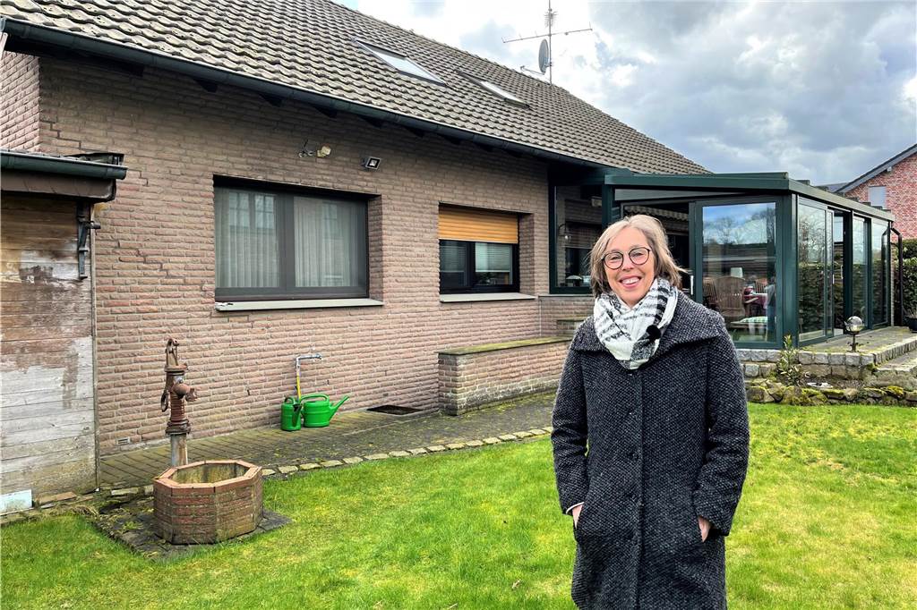 Rosemarie Franzen zeigt freistehendes Haus für 449.000 Euro Ein Blick in den Garten und auf den Wintergarten