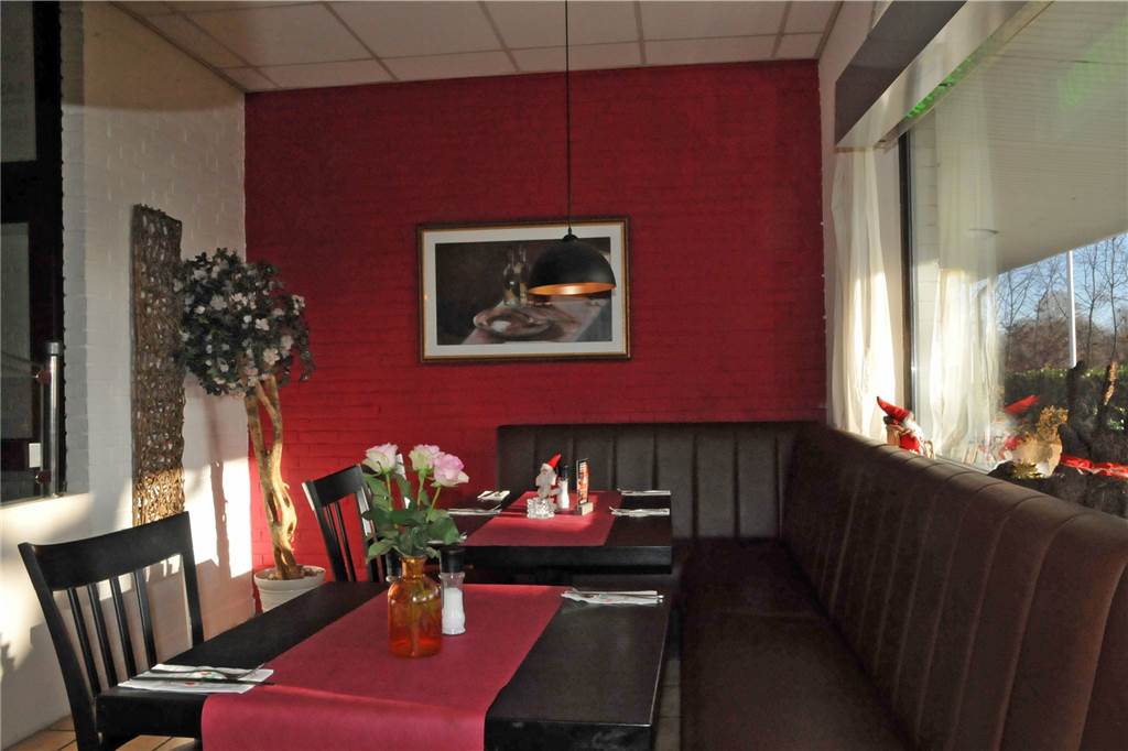 Gute Pizza und Tennis live bei der Pizzeria Castello in Wüllen Ein Blick in den Gastraum: Rottöne zu den dunklen Sitzmöbeln und Tischen verleihen dem Raum etwas Behagliches. Nicht zu viel, nicht zu wenig Deko.