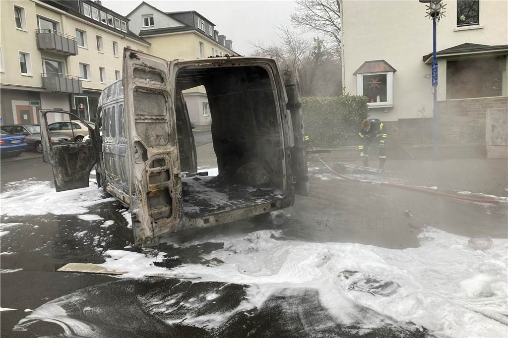 Nach Paketauto-Brand: Was passiert in solchen Fällen eigentlich mit meinem Päckchen? Ein Blick in den Innenraum des ausgebrannten Paket-Autos.