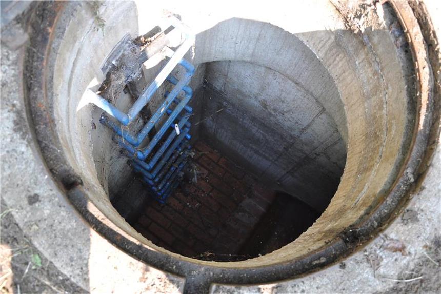 EUV muss noch viel Geld ins Wasser setzen Ein Blick in den Kanal des Regenrückhaltebeckens Neuer Hellweg. Die am anderen Ende des Beckens eingesetzte Drossel sorgt dafür, dass große Wassermengen bei Starkregenereignissen nicht unkontrolliert in den Landwehrbach fließen.