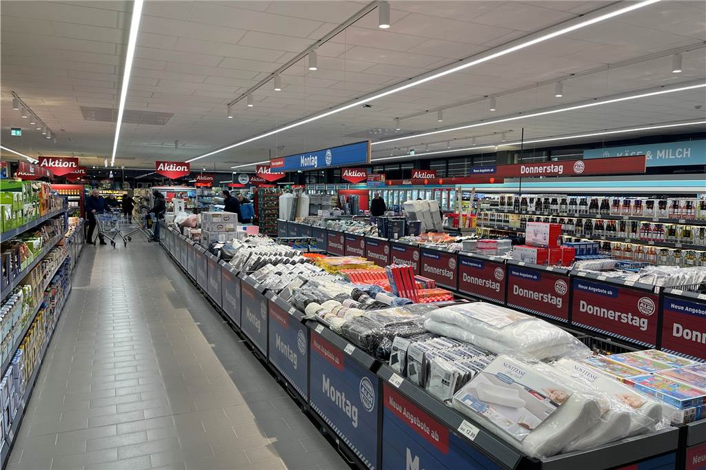 Zur Eröffnung des Aldi an der Droote fuhren Kunden quer durch die Stadt Ein Blick in den neuen Aldi-Markt an der Droote in Scharnhorst.