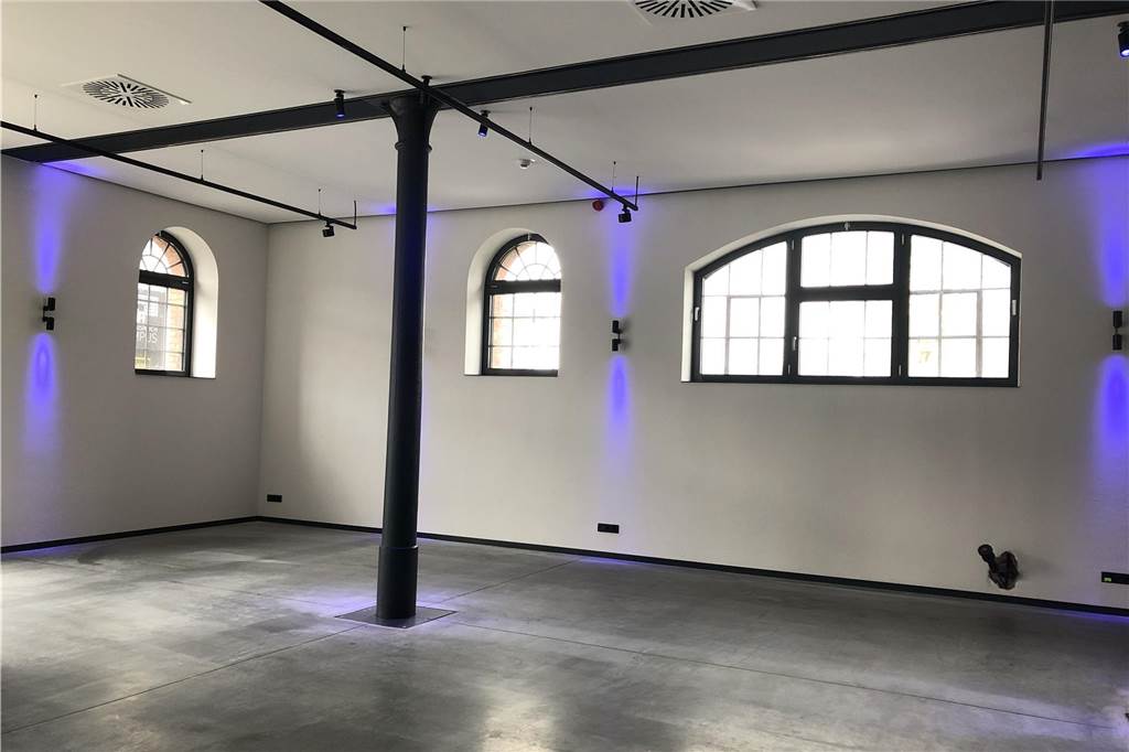 Ein Blick in den Saal, der nach belieben mit Stühlen, Tischen und Licht ausgestattet werden kann. 