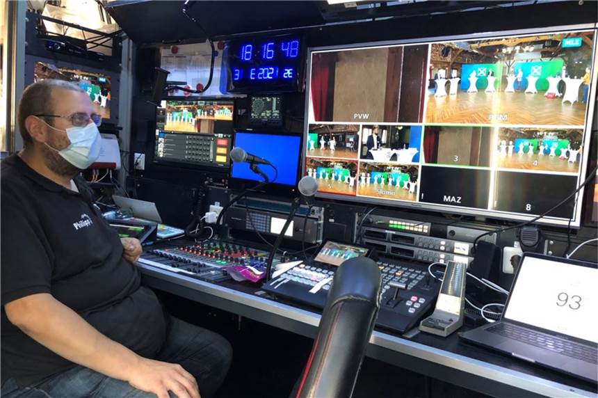 Was Sie wissen müssen: Hitzige Diskussion über Erderwärmung bei Kandidatendebatte Ein Blick in den Übertragungswagen. Von hier aus wurde die Kandidatendiskussion live ins Internet gestreamt.