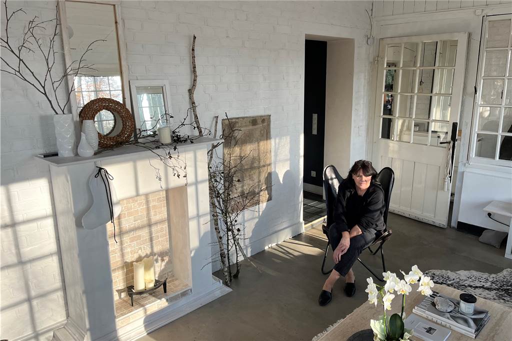 Designerin Patricia Brügger zeigt ihre 110 Jahre alte Backsteinvilla Ein Blick in den Wintergarten. Links neben Patricia Brügger ist eine alte Ofenplatte in der Wand, in der die Baujahre der umliegenden Gebäude eingraviert sind.