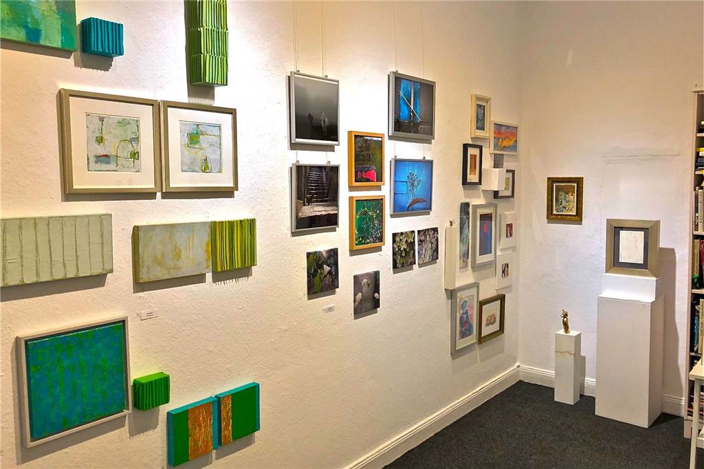 „Produzenten-Galerie 42“: Im Kreuzviertel liegt ein besonderer Ort der Künste und Kultur Ein Blick in die aktuelle Ausstellung „Das kleine Format“, die noch bis zum 8. März läuft.