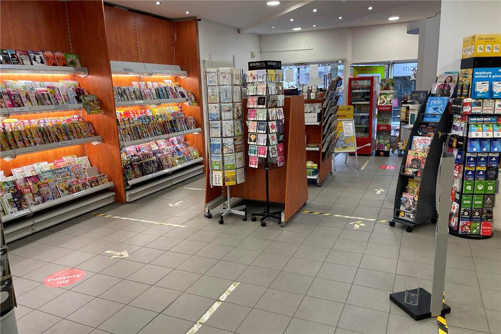 Illegal entsorgt: Sperrmüll am Silbersee II führt direkt zum Täter Ein Blick in die alte "Lotto Barz"-Filiale. Auf der linken Seite stehen die Regale, die auf dem Sperrmüllhaufen landeten.