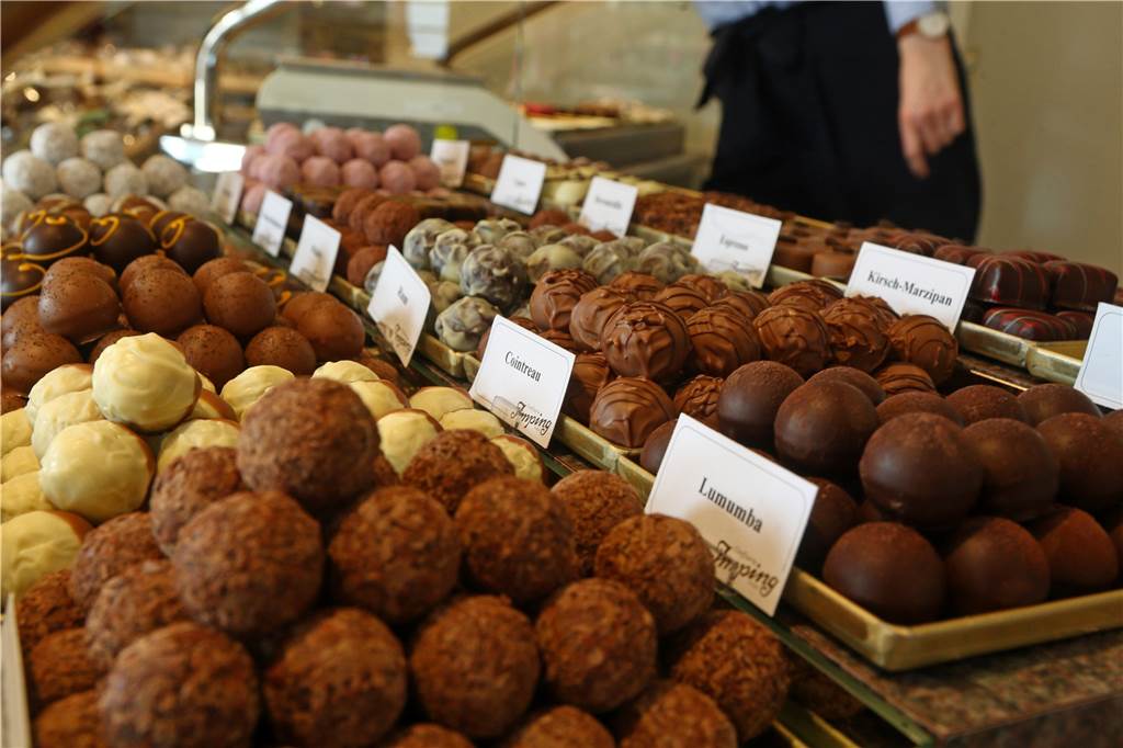 Confiserie Imping will mit Feingebäck und Pralinen auch die Konferenztische erobern Ein Blick in die Auslage beim Direktverkauf der Confiserie Imping.