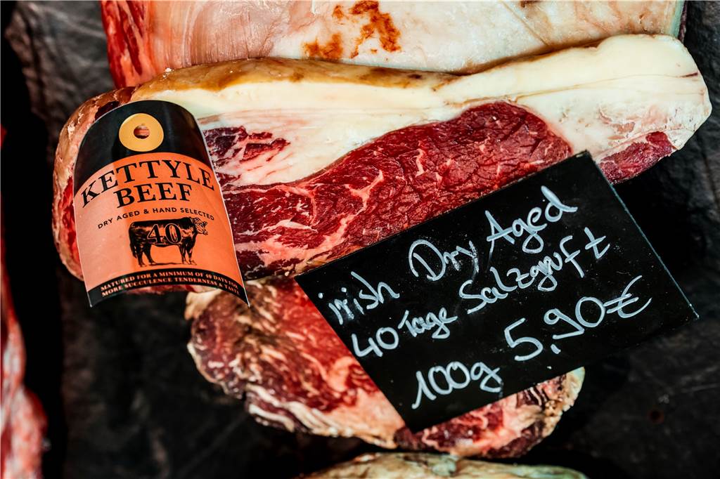 Lüdinghauser Fleischkenner haben die Märkte im Ruhrgebiet erobert Ein Blick in die Auslage des Marktwagens von "Edles Fleisch" aus Lüdninghausen.