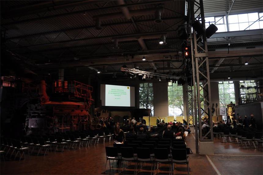 Zorn und Mitgefühl bei Info-Veranstaltung für Hannibal-Mieter Ein Blick in die Dasa-Halle vor Beginn der zweiten Informationsveranstaltung. Währenddessen waren Bild- und Tonaufnahmen nicht gestattet.